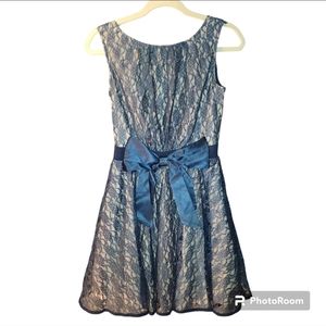 Fun vintage inspired lined lace dress.  Size 6. NEW.